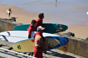 Mise à l'eau surf contre la faim